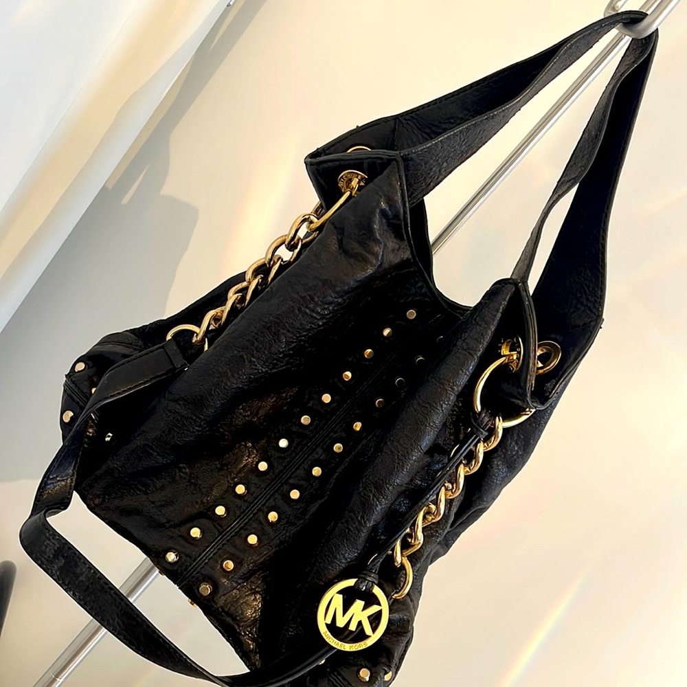 Michael Kors should bag /cross body bag.